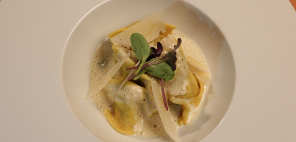 Raviola plněná lilkovým pyré na pórku se smetanovou omáčkou